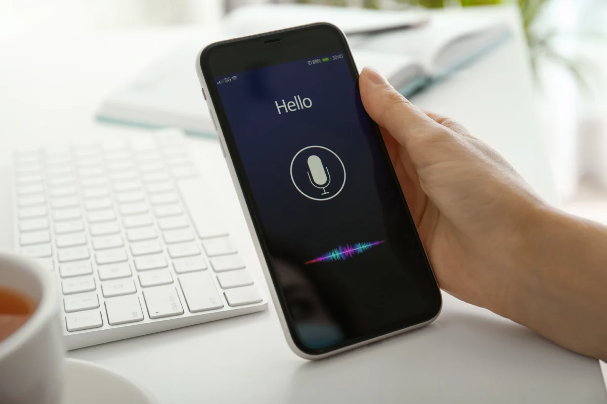 hand-holds-a-phone-with-voice-assistant
